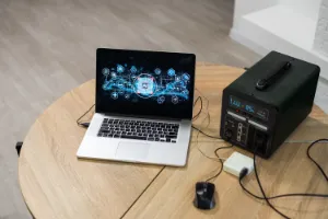 AdobeStock_660835424 Computer mit Stromgenerator auf einem Tisch.