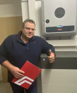 Startseite 3 Frank Burek vor Fronius GEN24 und BYD Stromspeicher.